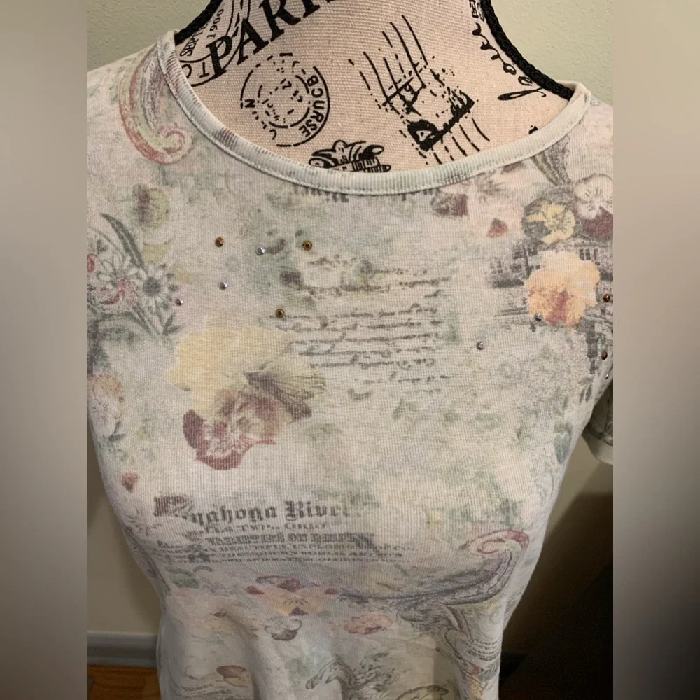 Cream and White graphic tea size small - Picture 4 of 6